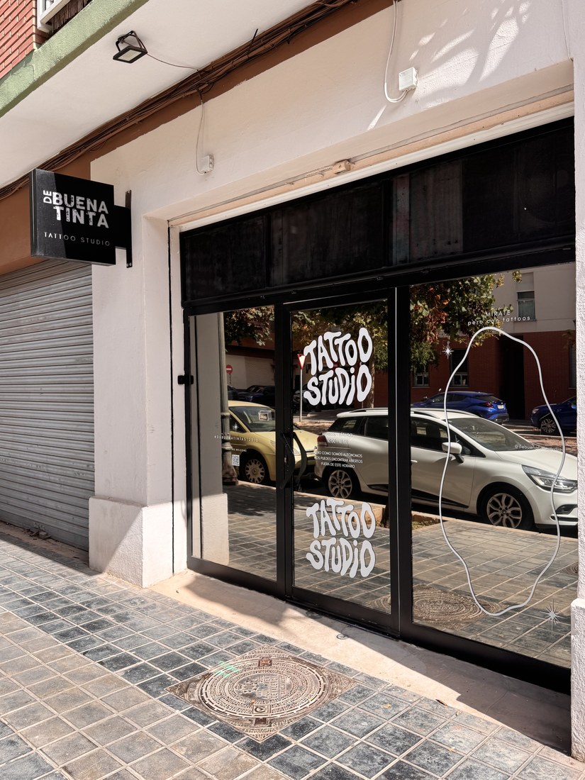 Fachada del estudio Debuenatinta