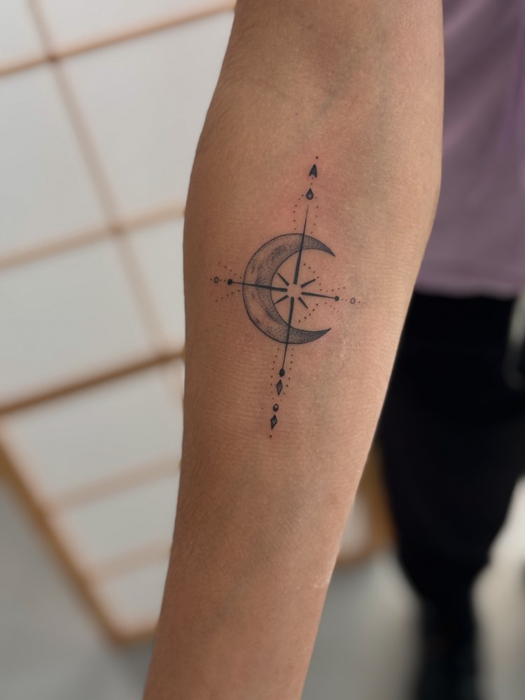 Tatuaje fine line de una tortuga en el antebrazo