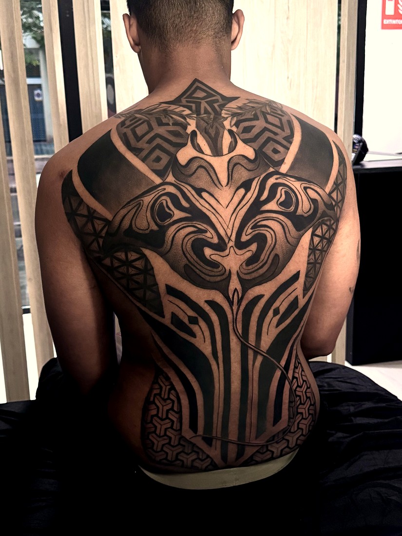 Tatuaje geométrico en toda la espalda