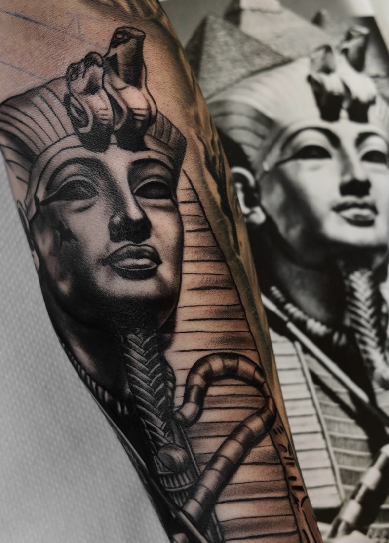 Tatuaje de realismo en blanco y negro de un faraón egipcio